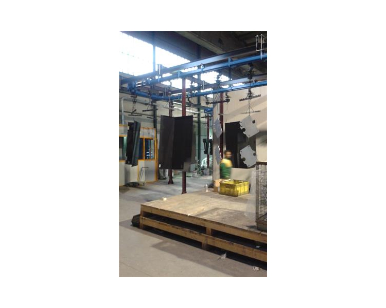 Particolari appesi in linea di verniciatura