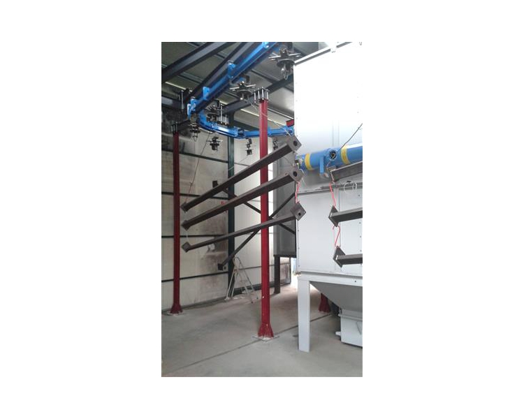 Particolari appesi in linea di verniciatura