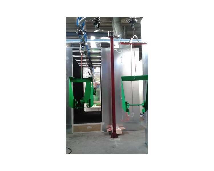 Particolari appesi in linea di verniciatura