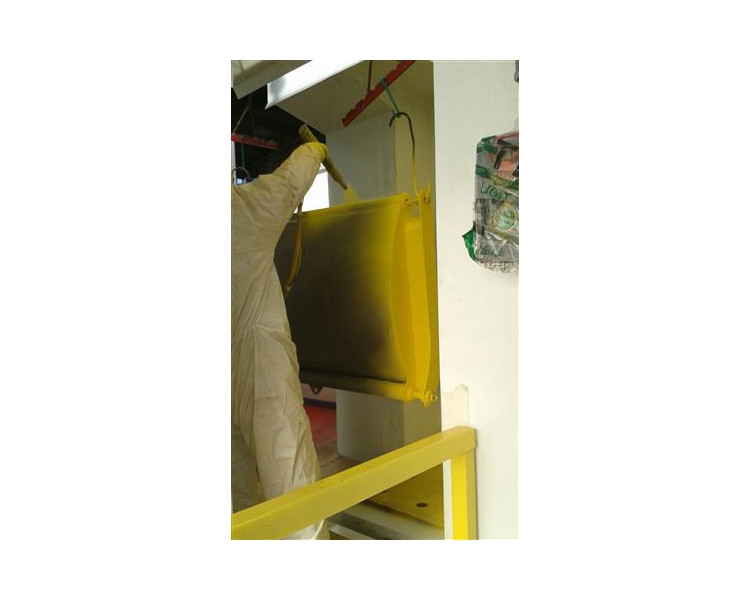 Particolari in fase di verniciatura a polvere